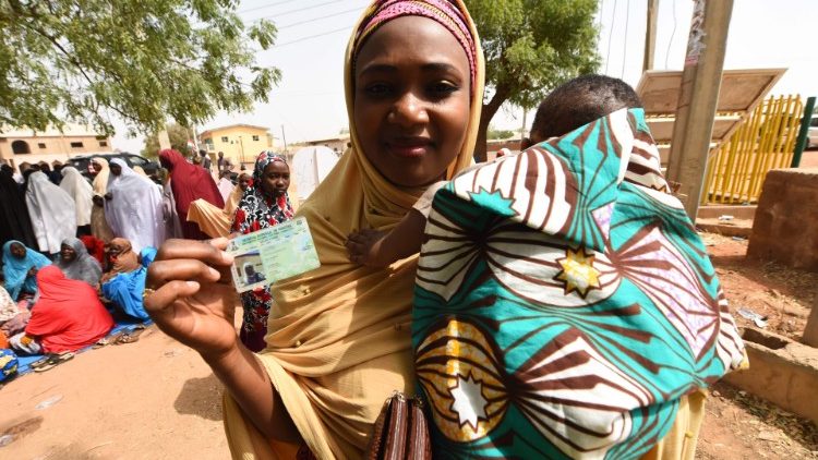 Eine junge Nigerianerin zeigt ihren Wahlausweis - heute werden in dem afrikanischen Land Präsidentschaftswahlen abgehalten