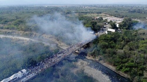 Venezuela. Mons. Moronta: immorale e inumano bruciare gli aiuti