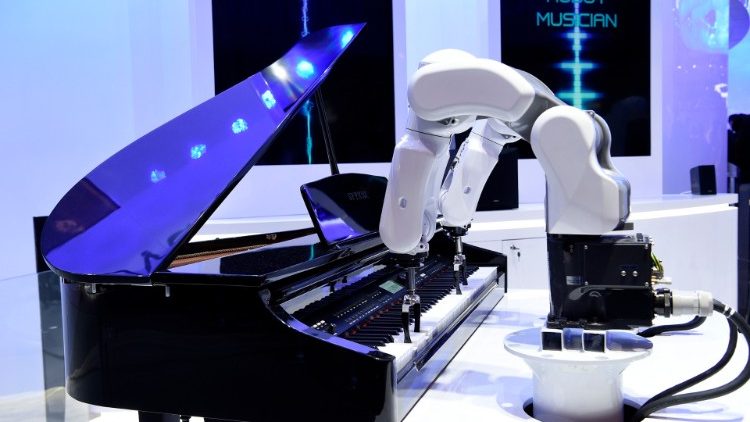 Un robot musicien jouant du piano au Mobile World Congress (MWC) à Barcelone, le 25 février 2019. 