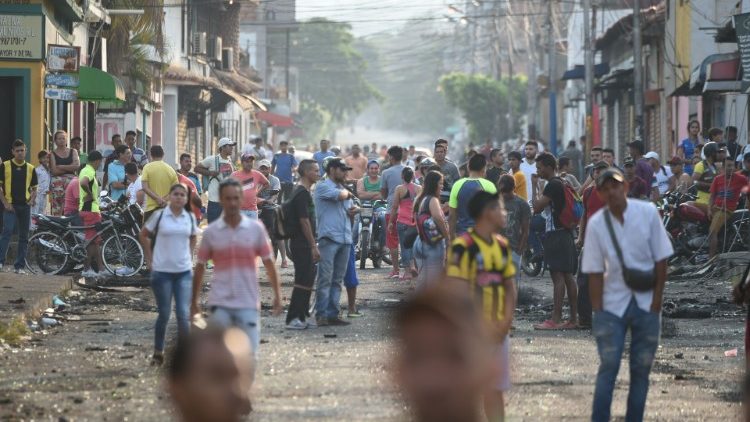 Venezolaner warten am Grenzübergang nach Kolumbien