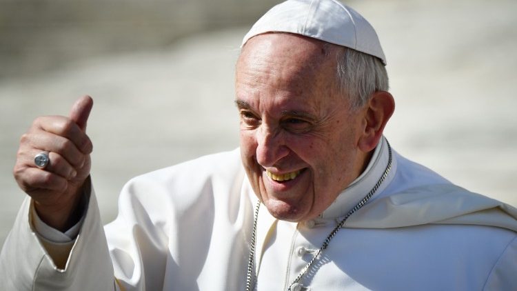 Daumen hoch: Papst Franziskus hat Feuer für eine Benefizversteigerung gefangen