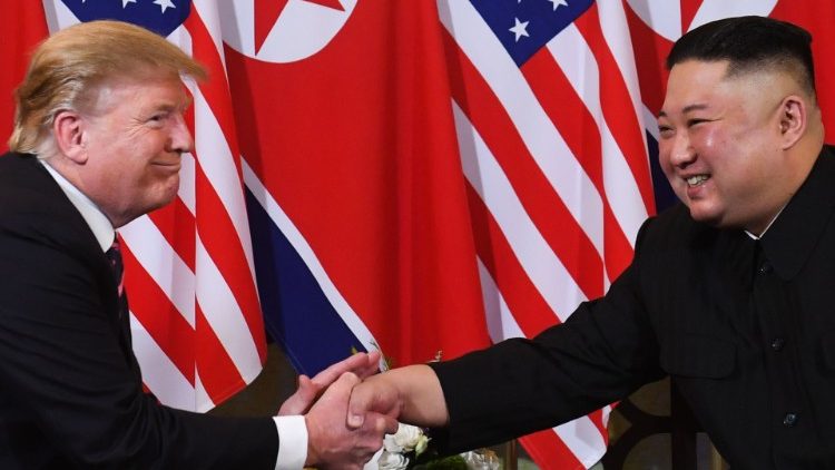 La stretta di mano tra Trump e Kim Jong-un