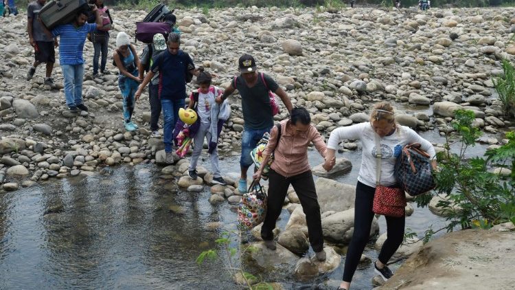 Venezolaner kommen über die illegalen Grenzübergange nach Kolumbien