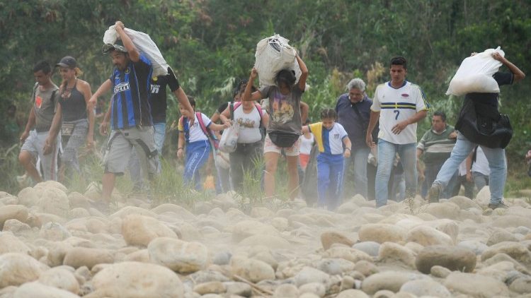 Venezuelanos atravessam a fronteira com a Colômbia