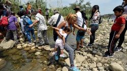 topshot-colombia-venezuela-crisis-border-1551428142067.jpg