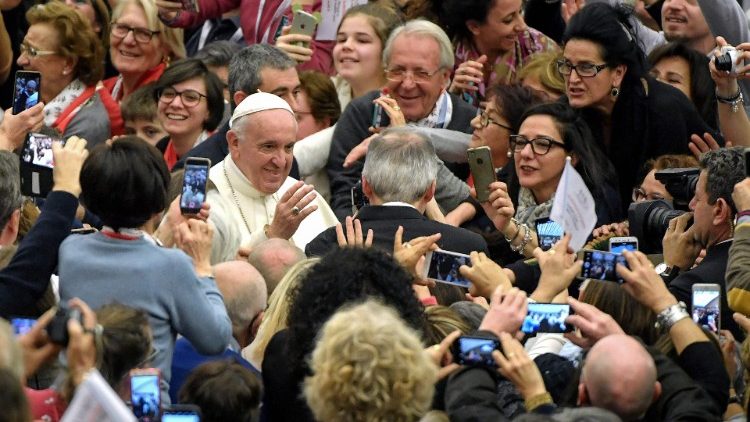 البابا ملتقيا أعضاء الجمعية الإيطالية لمكافحة اللوكيميا وورم الغدد اللمفوية والورم النخاغي 