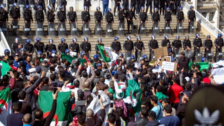 Manifestants et forces de l'ordre lors d'une manifestation contre le pouvoir à Oran, le 2 mars 2019.
