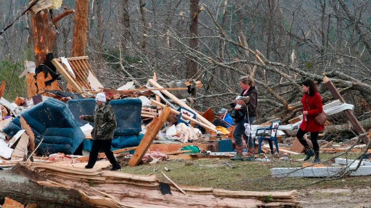 Des résidents du comté de Lee au milieu des décombres.