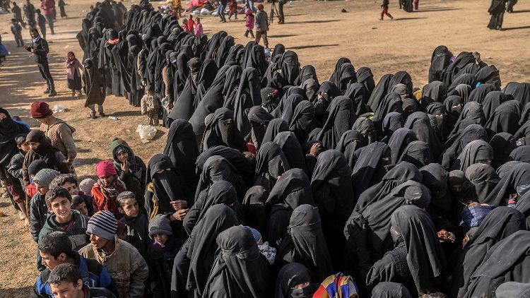 ISIS இஸ்லாமிய அரசின் பிடியிலிருந்து விடுவிக்கப்பட்ட பெண்களும், குழந்தைகளும்