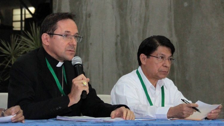 Le nonce apostolique au Nicaragua, Mgr Waldemar Stanislaw Sommertag, aux côtés du ministre des Affaires étrangères nicaraguayen, le 5 mars 2019 à Managua.  
