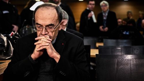 Francia: il card. Barbarin condannato a sei mesi di prigione con la condizionale