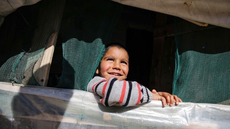 सीरिया का एक बच्चा बाहर की ओर देखते हुए