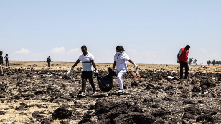 Il luogo dello schianto del Boeing 737 vicino Addis Abeba