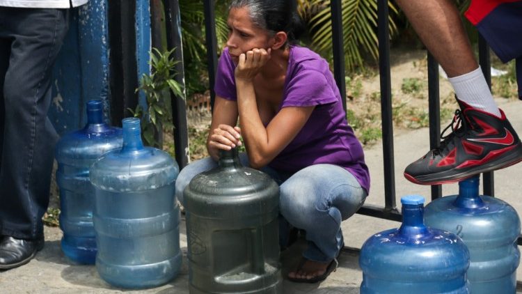 Venezolanische Frau wartet auf Wasser