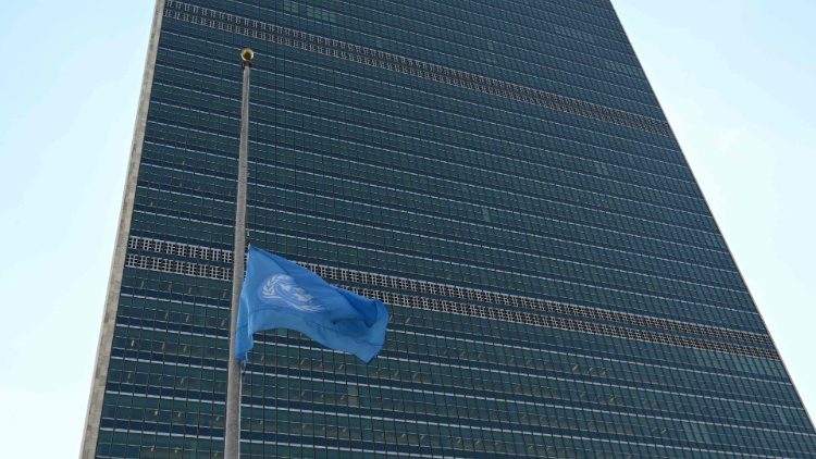 Bandiera dell'Onu a mezz'asta in segno di lutto per le vittime dell'incedente aereo in Etiopia