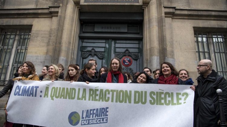 Des représentants des ONG de défense de l'environnement devant le tribunal administratif de Paris, le 14 mars 2019. 