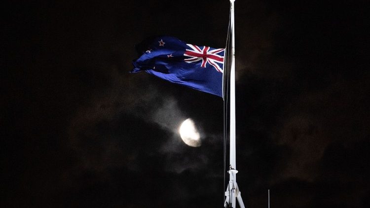 Le drapeau néo-zélandais mis en berne au Parlement de Wellington, à la suite des massacres de Christchurch, le 15 mars 2019.