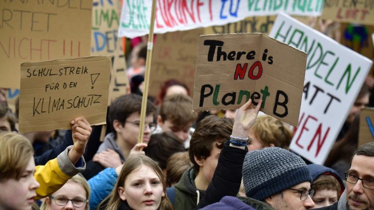 Junge Menschen demonstrieren in Deutschland für mehr Einsatz gegen den Klimawandel