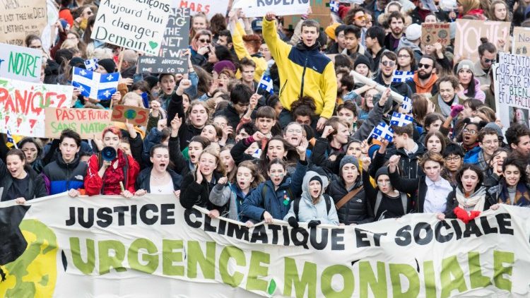 Estudiantes participan en la marcha contra el cambio climático