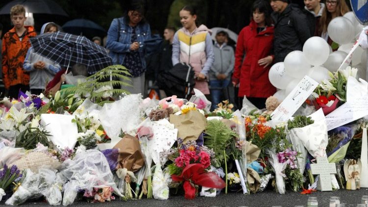 Des personnes se recueillent en hommage aux victimes des attaques de deux mosquées en Nouvelle-Zélande, le 15 mars 2019. 