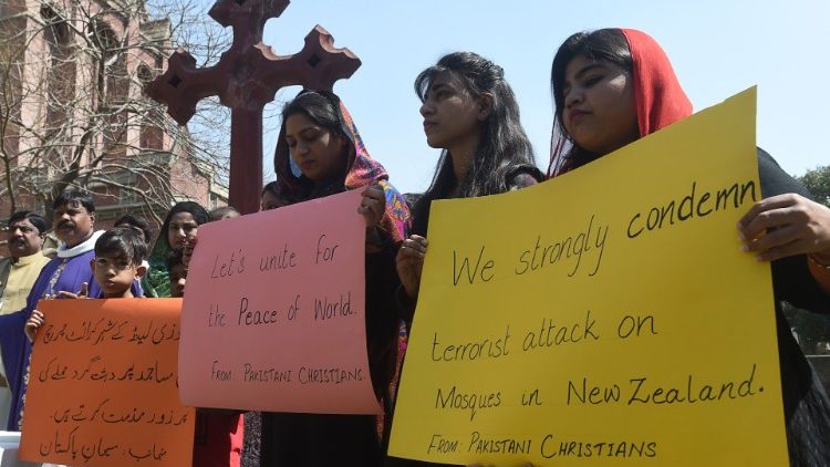 Lahore: Pakistanische Christen protestieren gegen die Angriffe auf Moscheen in Christchurch, Neuseeland.