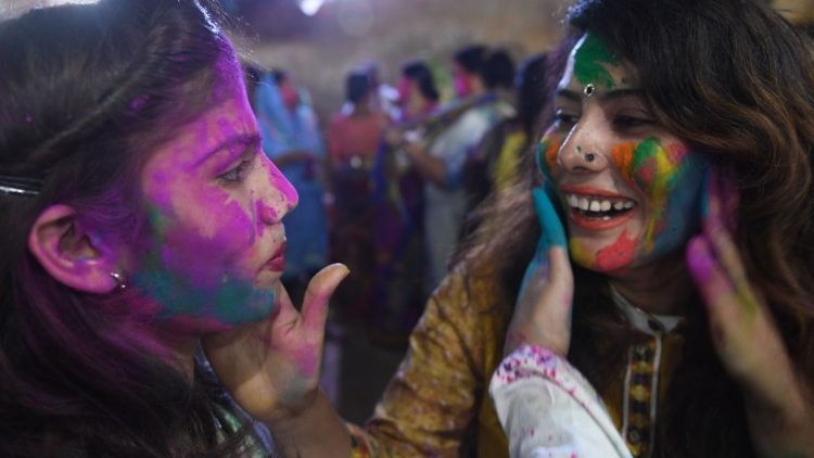Pakistanische Frauen feiern das Frühlingsfestival Holi