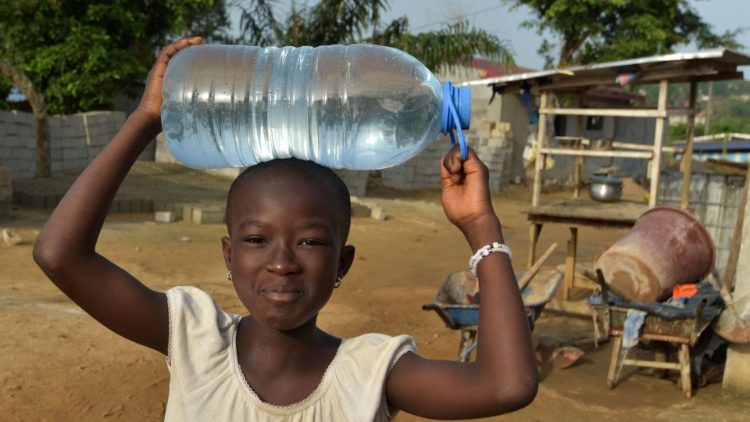 À Yopougon, en Côte d'Ivoire, les habitants manquent d'eau potable, comme le montre la modeste réserve de cet enfant. 