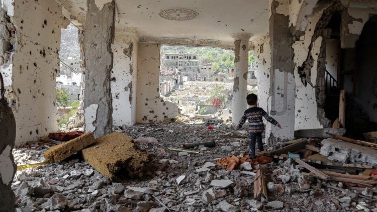 A devastação dos bombardeios no Iêmen
