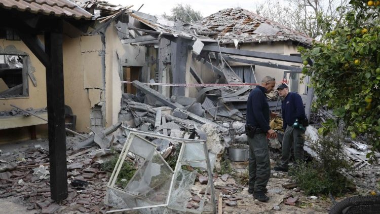 La casa a Tel Aviv distrutta dal razzo lanciato da Gaza