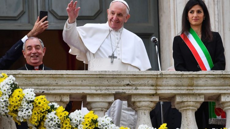 Papež Frančišek pozdravlja prebivalce Rima