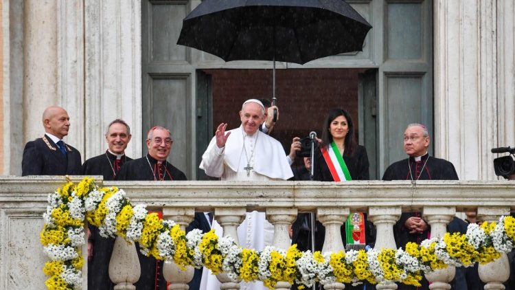 Pápež František pri návšteve Mestskej radnice Ríma s kardinálom De Donatis (na snímke vľavo) v marci 2019