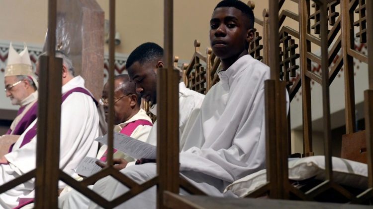 Cristãos subsaarianos aguardam início da Missa na Catedral de Rabat