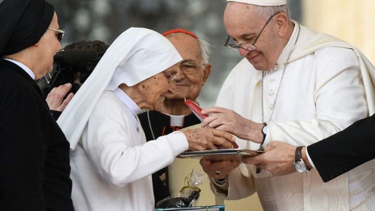 Popiežius įteikia apdovanojimą s. Marijai Concettai Esu