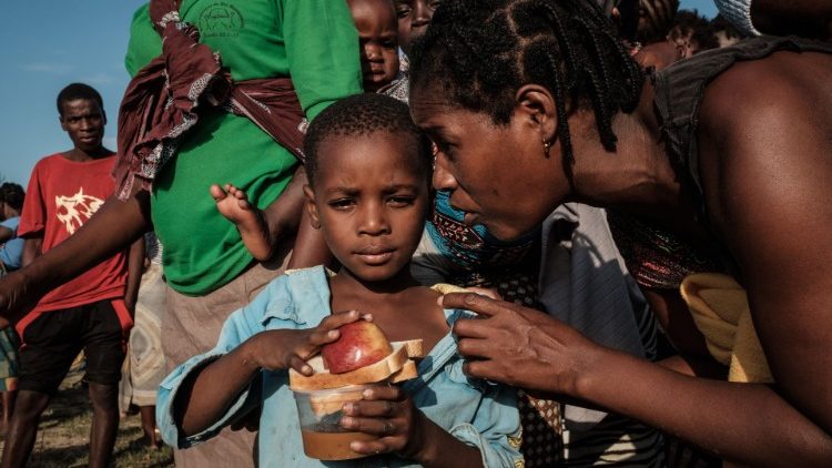 Menino moçambicano recebe comida após passagem do Ciclone Idai