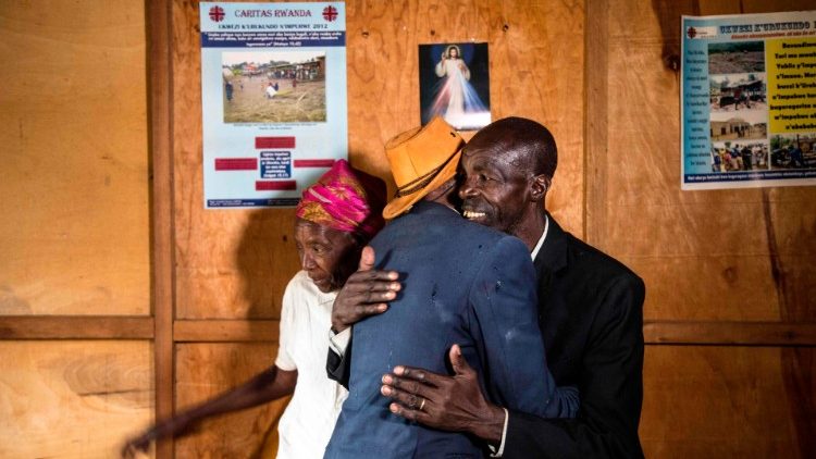 Abbraccio di riconcilazione tra due uomini di etnia Tutsi e Hutu a 25 anni dal genocidio