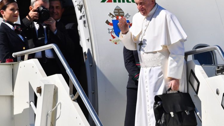Ein letzter Gruß vor dem Abflug: Papst Franziskus bricht nach Marokko auf