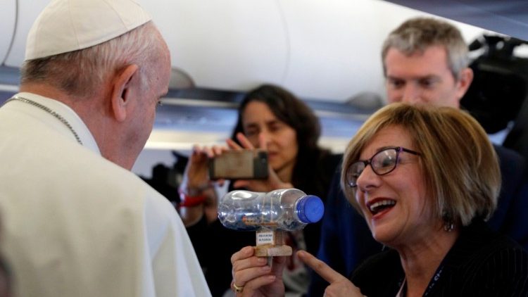 Papa Francesco in volo verso il Marocco saluta i giornalisti 