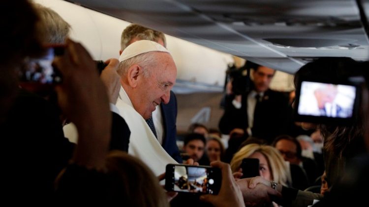Papa Francisko akiwa njiani kuelekea nchini Morocco, Jumamosi, tarehe 30 Machi 2019 ametuma salam na matashi mema kwa viongozi wa Italia, Ufaransa na Hispania.