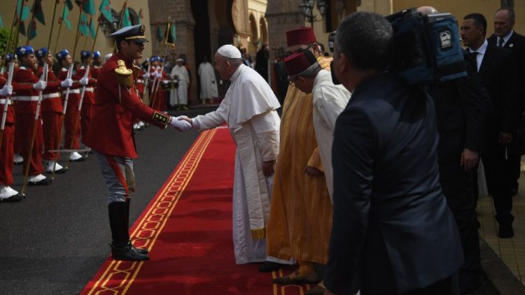 Papa Francisco saúda membro da Guarda de Honra no Palácio Real, em Rabat