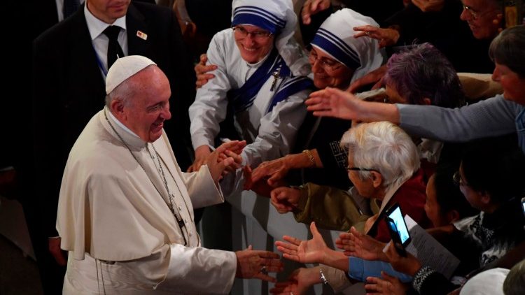 Le Pape saluant les religieuses venues le rencontrer
