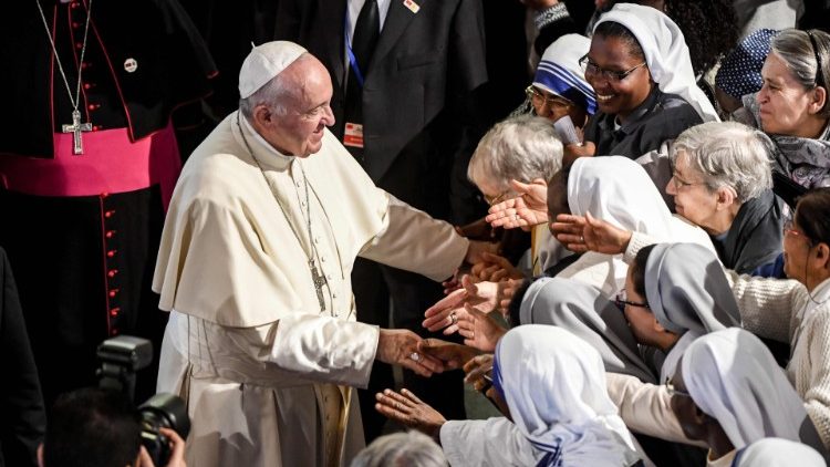 البابا ملتقيا المكرسين والمكرسات في كاتدرائية الرباط