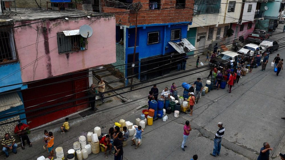 Sobborgo di Caracas: in fila per accedere all'acqua potabile