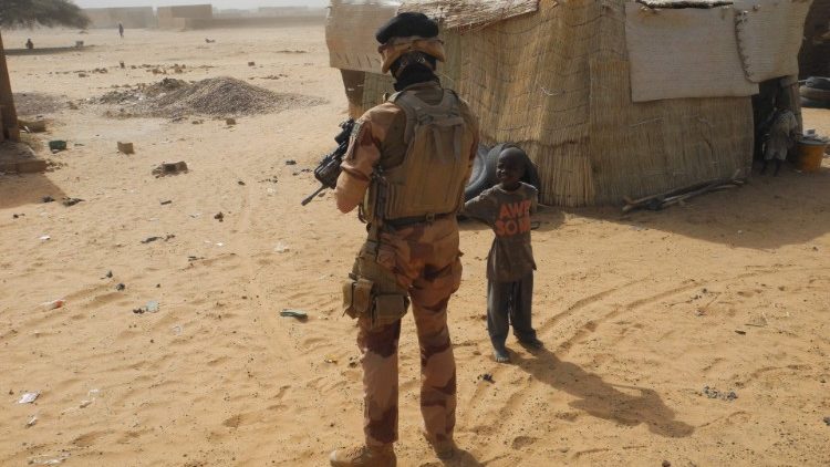 Un soldat français de la mission Barkhane et un enfant à Gossi, au Mali, fin mars 2019