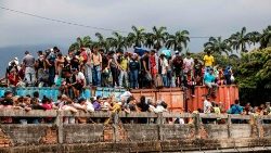 topshot-colombia-venezuela-crisis-border-1554283458522.jpg