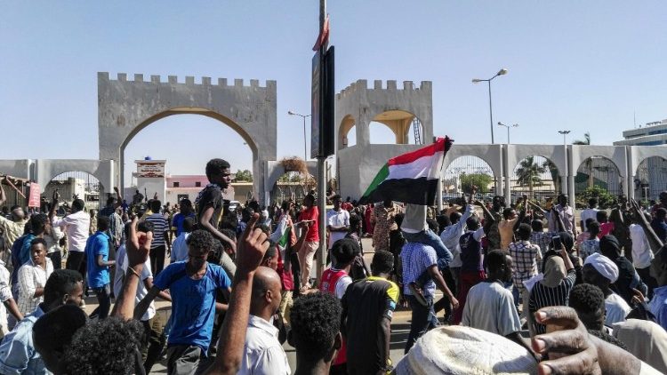 Prosvjed pred glavnim vojnim stožerom u Kartumu (travanj 2019.)