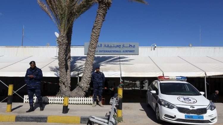 Des policiers libyens montent la garde devant l'aéroport de Mitiga, dans la capitale, Tripoli, le 8 avril.
