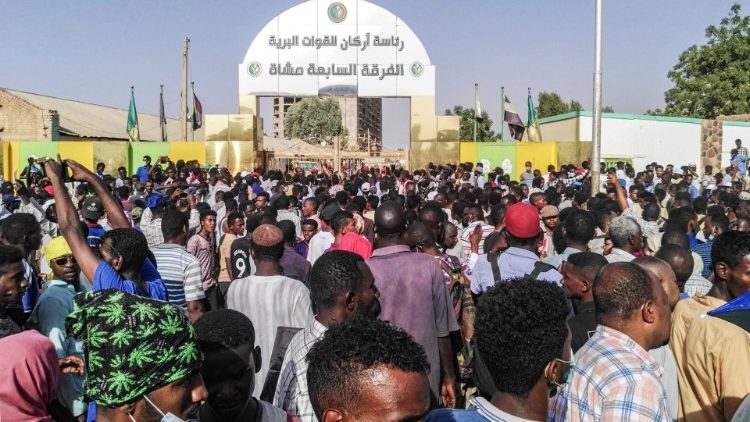 Les manifestants à Khartoum devant le quartier-général de l'armée