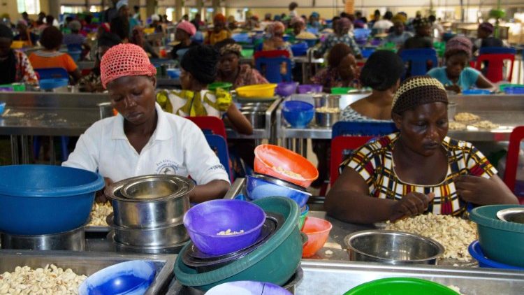 Lavoratrici in una fabbrica in Benin