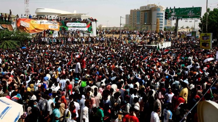 Des manifestants rassemblés à Khartoum, la capitale soudanaise, le 11 avril 2019