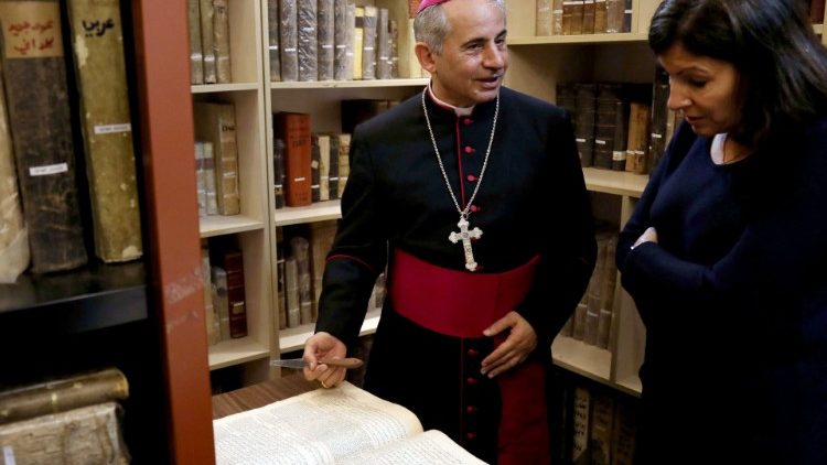 Mgr Michaeel Najeeb, archevêque de Mossoul, avec Anne Hidalgo, maire de Paris, à Erbil, lui présentant la numérisation d'un ancien manuscrit, le 12 avril dernier. 